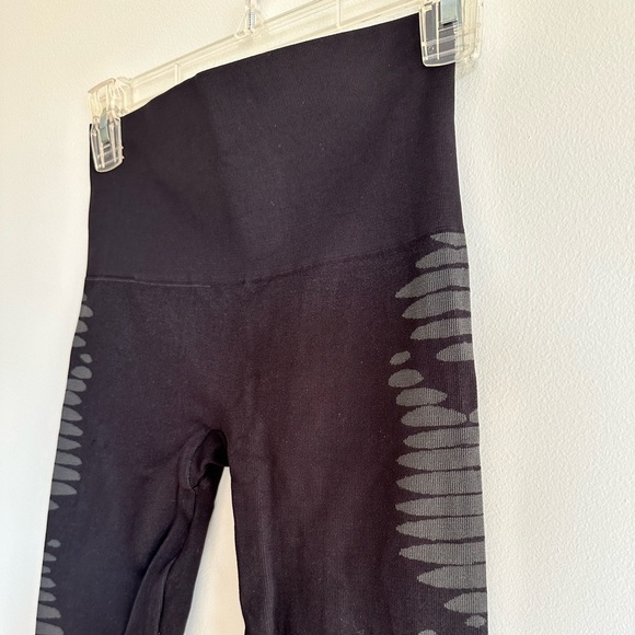 Spanx Seamless Shaping Leggings Black With Aztec Stripes on the Sides. - Picture 2 of 4